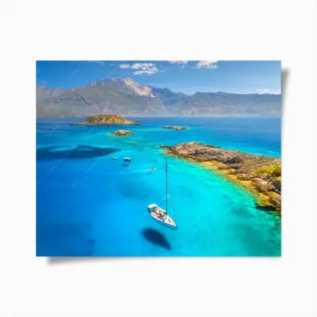 Poster türkisfarbenes mediterranes meer mit segelboot – Pixers®