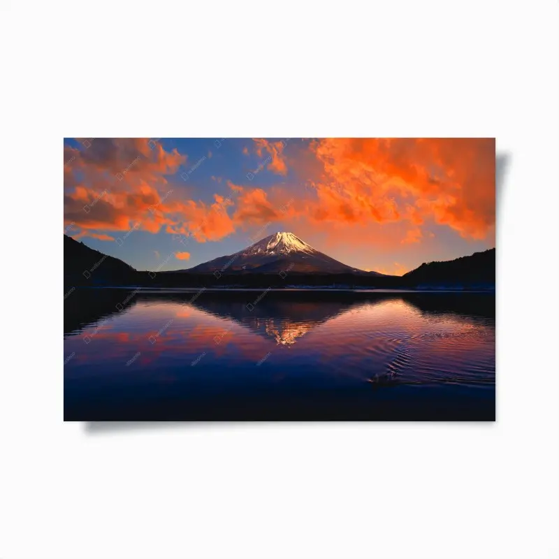 Poster friedlicher bergsonnenuntergang über dem see