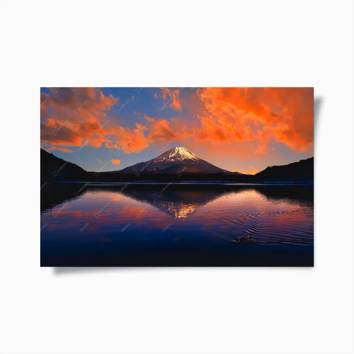 Poster friedlicher bergsonnenuntergang über dem see – Pixers®