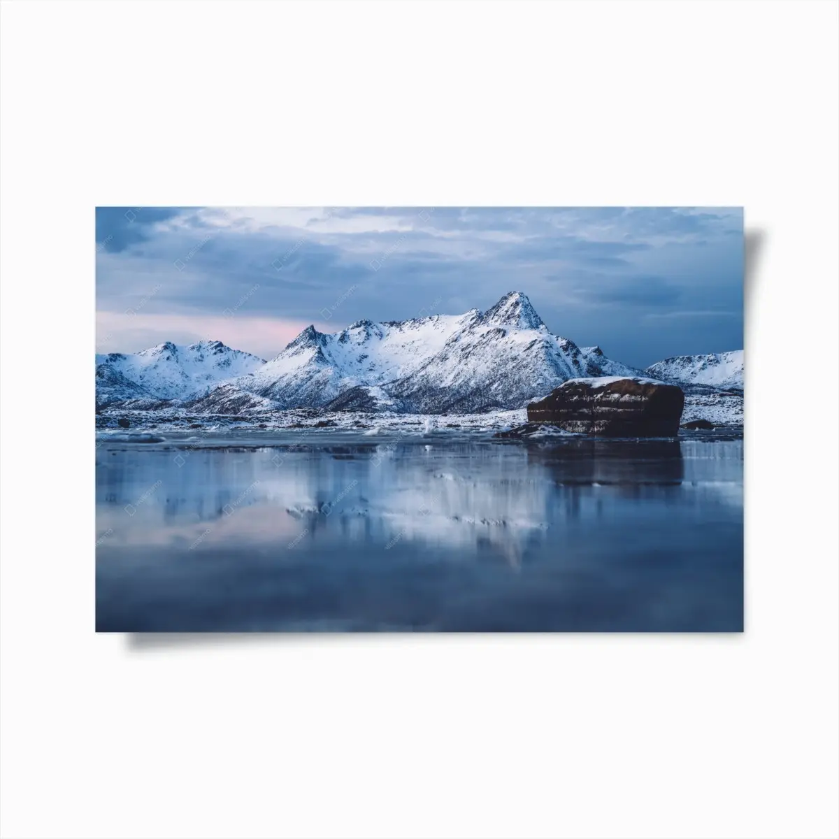Poster schneebedeckte bergspiegelung bei dämmerung – Pixers®