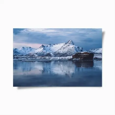 Poster schneebedeckte bergspiegelung bei dämmerung – Pixers®