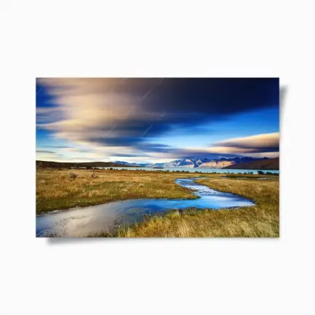 Poster ruhiger bergsee mit schlängelndem bach – Pixers®