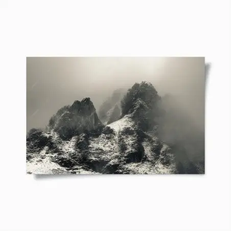 Poster neblige verschneite berggipfel – Pixers®