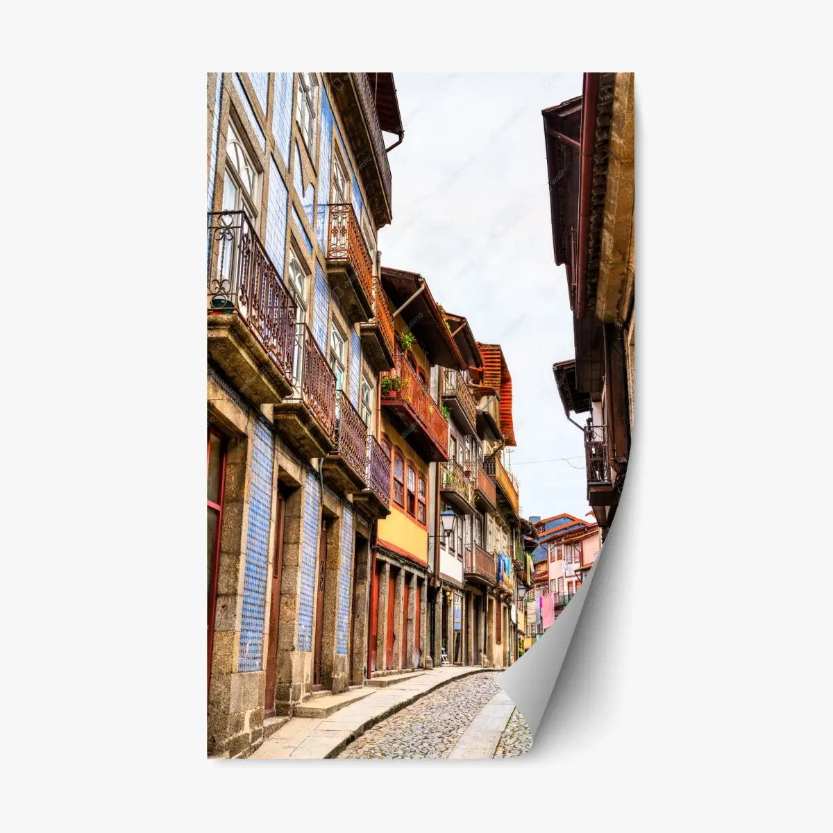 Repositionierbarer Aufkleber malerische gepflasterte straße mit bunten fassaden – Pixers®