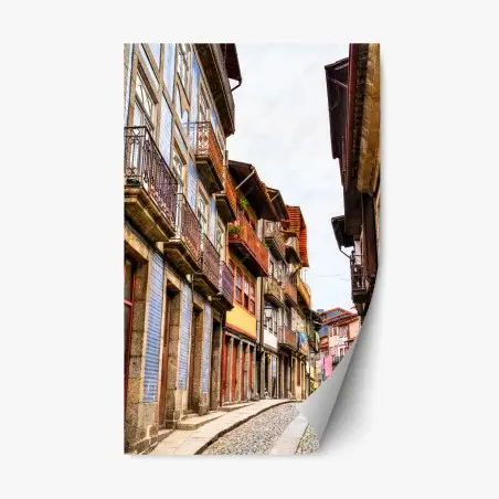 Repositionierbarer Aufkleber malerische gepflasterte straße mit bunten fassaden – Pixers®