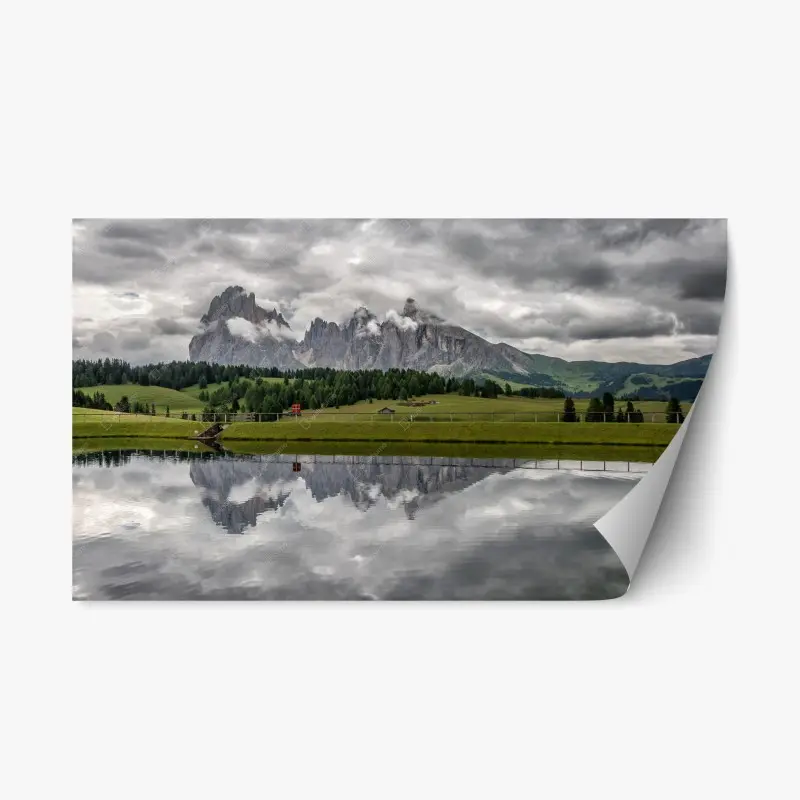 Repositionierbarer Aufkleber dunkler himmel über Alpe di Siusi