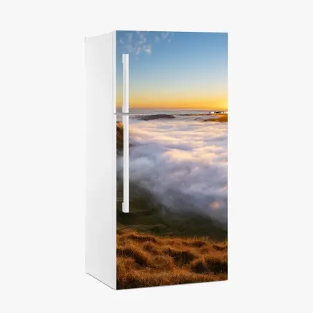 Kühlschrankaufkleber sonnenaufgang über nebeligem bergtal – Pixers®