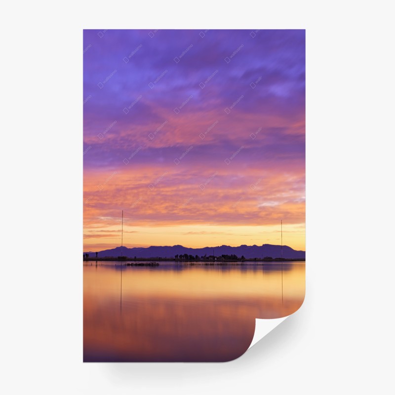 Fototapete ruhiger violetter sonnenuntergang über dem see