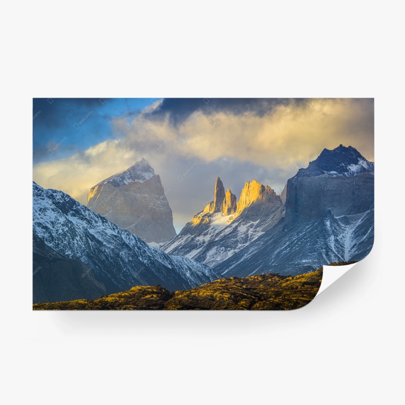 Fototapete goldener sonnenaufgang über berggipfeln