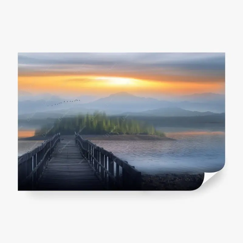 Fototapete neblige insel bei sonnenaufgang mit holzsteg
