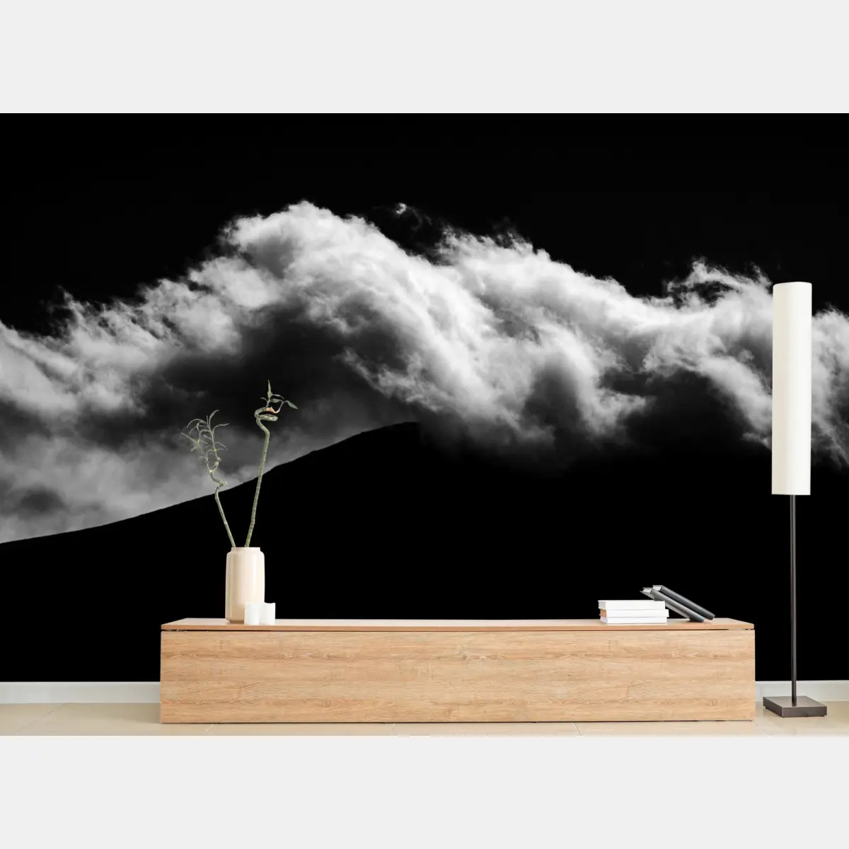 Fototapete dramatische wolkensilhouette über dem berg – Pixers®