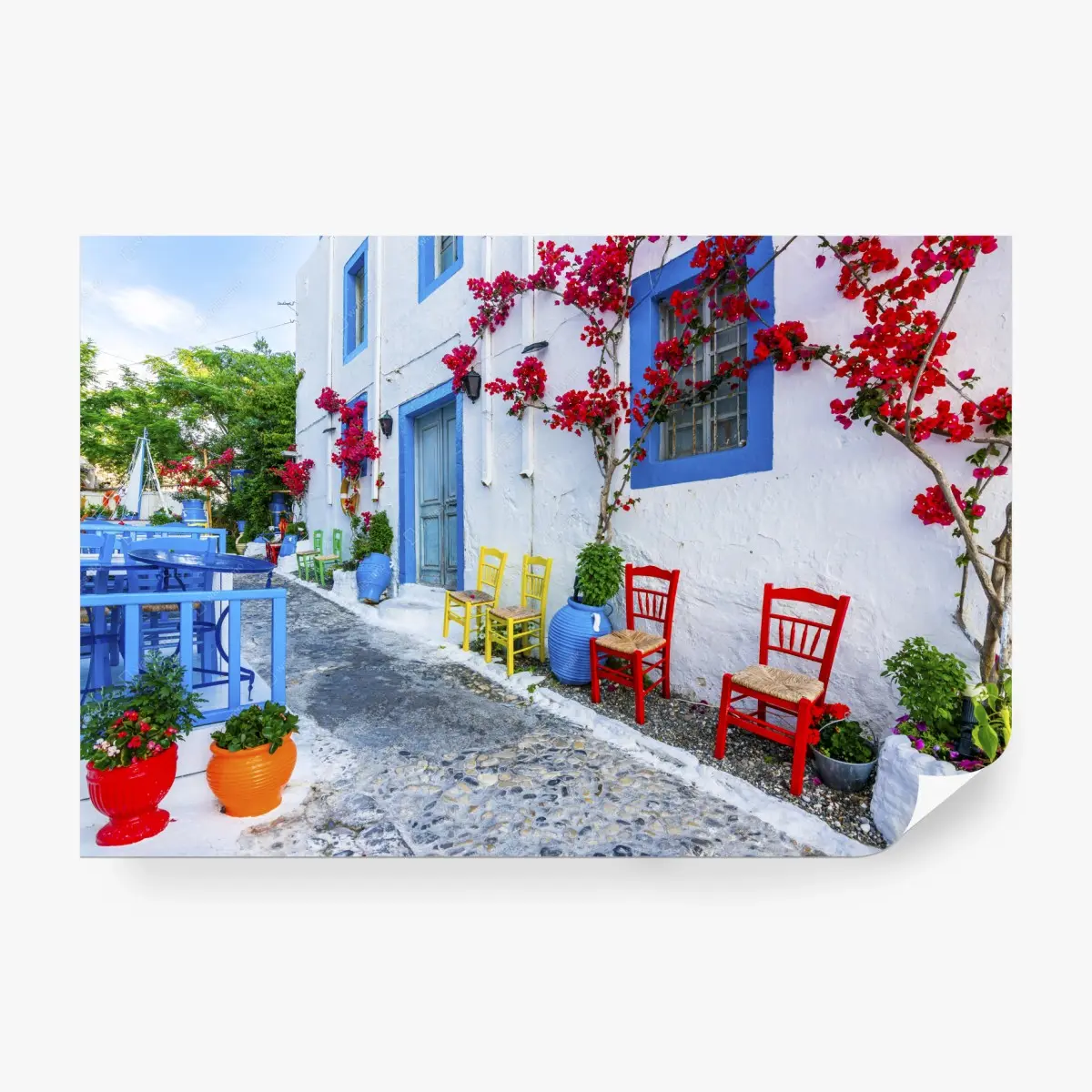 Fototapete sonnige küstenallee mit bunten stühlen – Pixers®