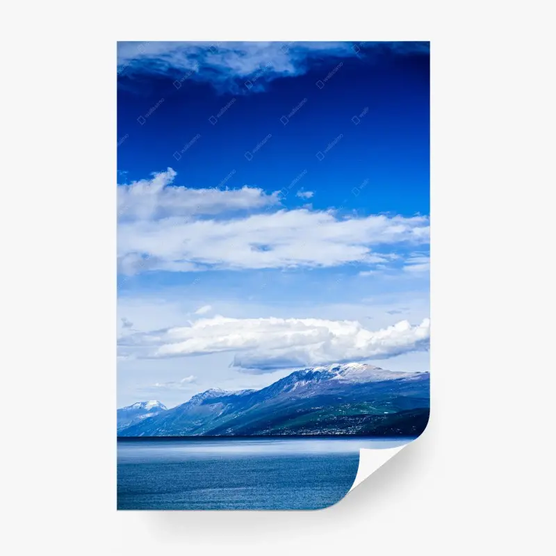 Fototapete ruhige blaue berg- und meerlandschaft