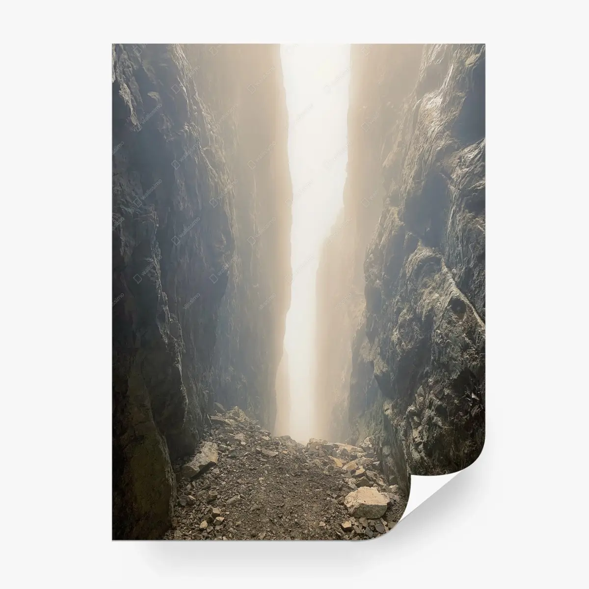 Fototapete sonnenbeschienene schlucht zwischen steilen felswänden – Pixers®