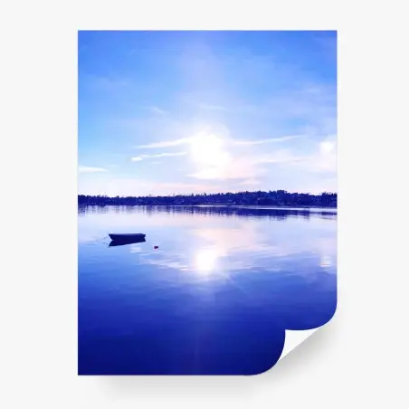 Fototapete ruhiger blauer see mit einsamem boot – Pixers®