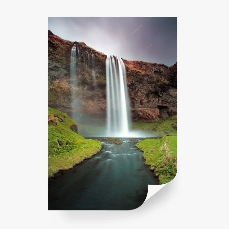 Fototapete nebeliger wasserfall im üppigen tal