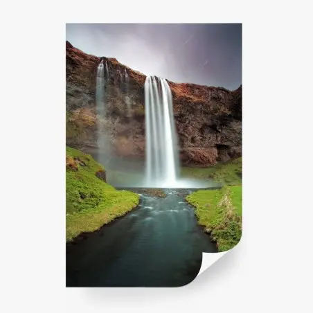 Fototapete nebeliger wasserfall im üppigen tal – Pixers®