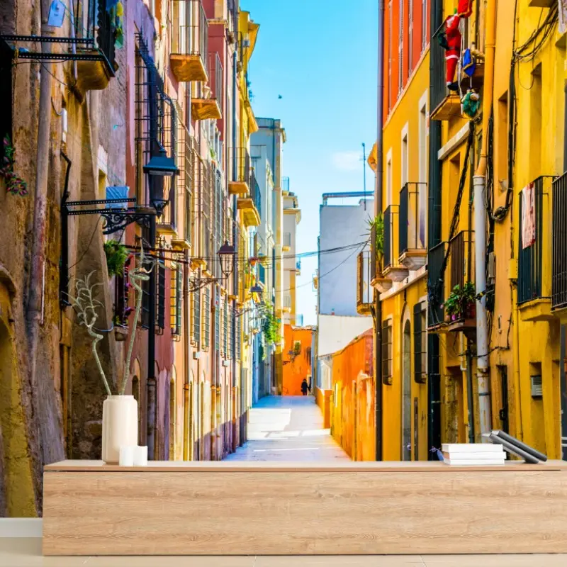 Fototapete sonnenbeschienene mediterrane gasse mit bunten fassaden