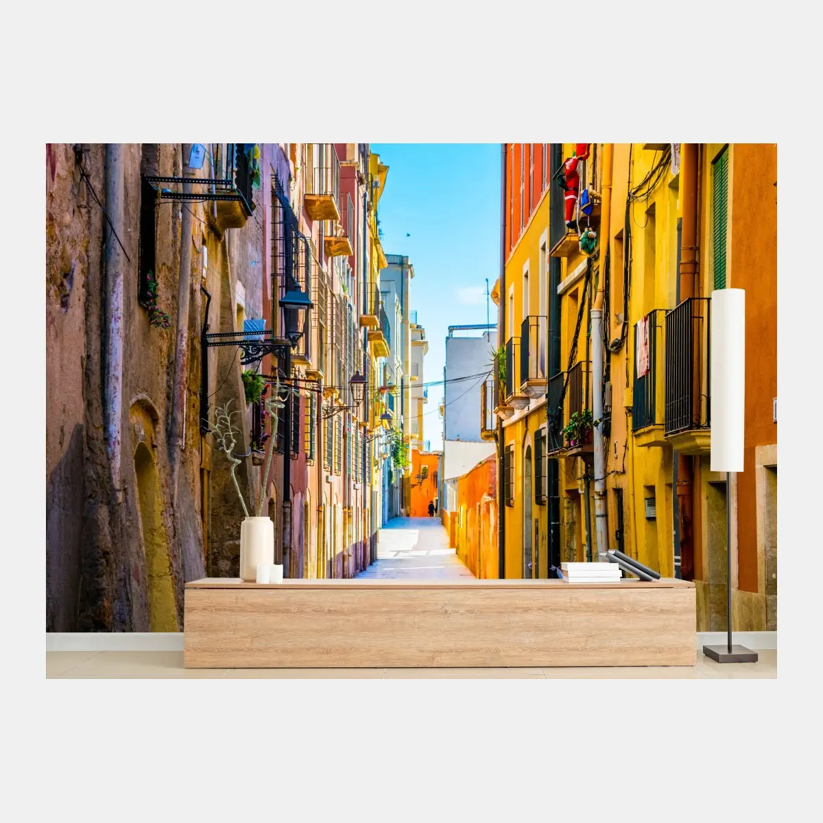 Fototapete sonnenbeschienene mediterrane gasse mit bunten fassaden – Pixers®