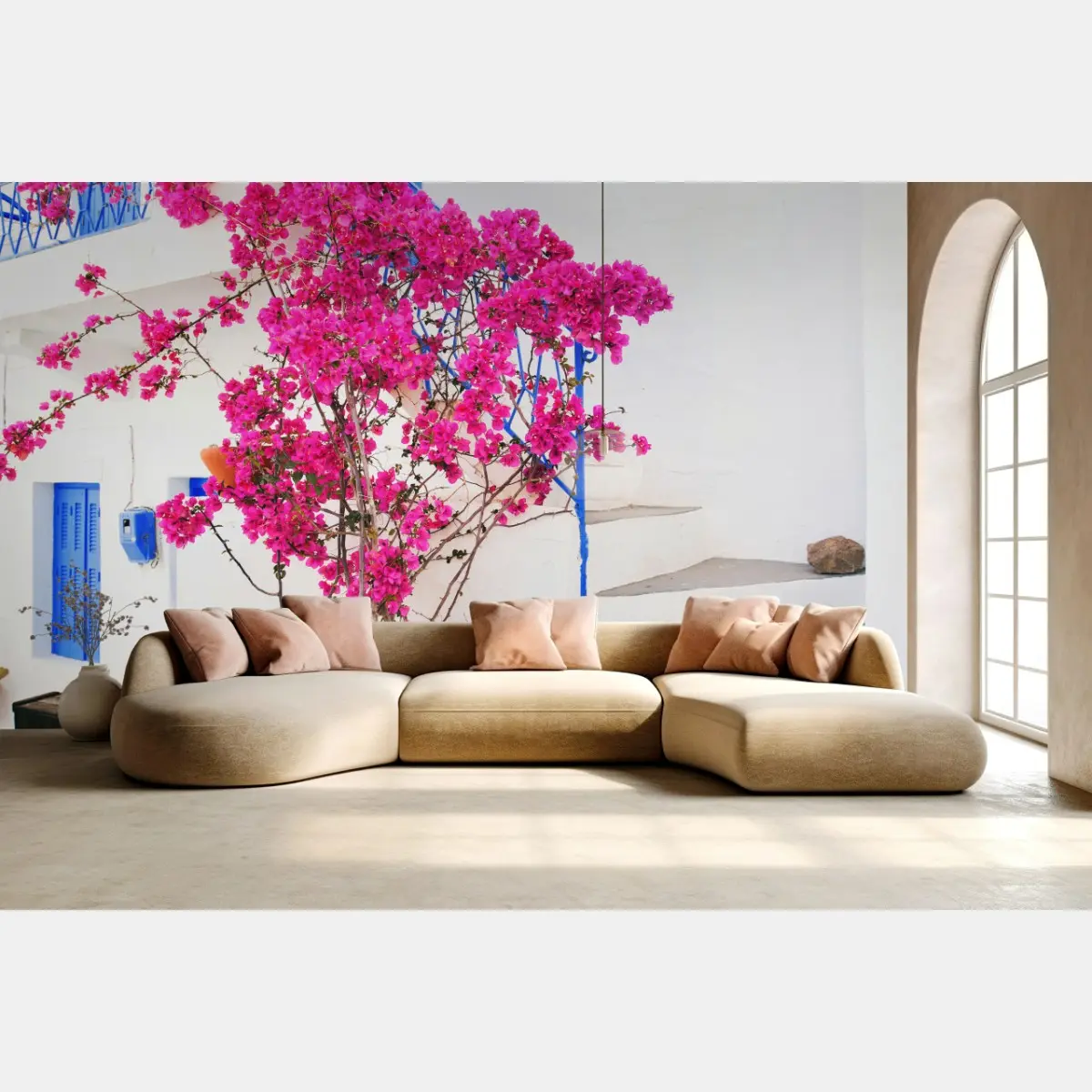 Fototapete rosa bougainvillea vor weißem haus auf griechischer insel – Pixers®
