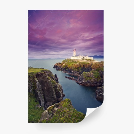 Fototapete lila leuchtturm an steiler küste – Pixers®