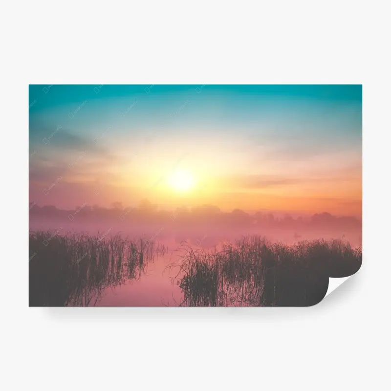 Fototapete nebeliger sonnenaufgang über stillem see