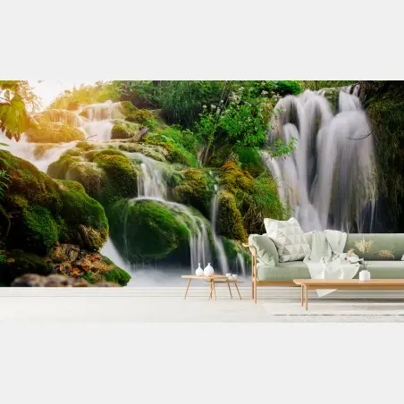Fototapete moosbedeckter wasserfall im üppigen wald – Pixers®