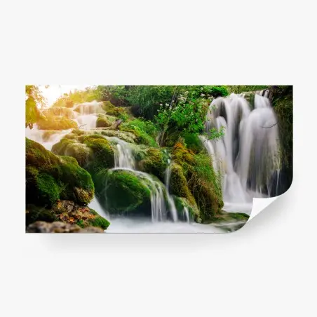 Fototapete moosbedeckter wasserfall im üppigen wald – Pixers®