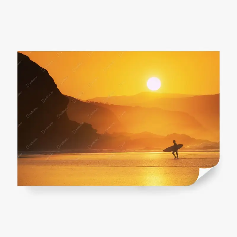 Fototapete goldener sonnenuntergang am strand mit surfer