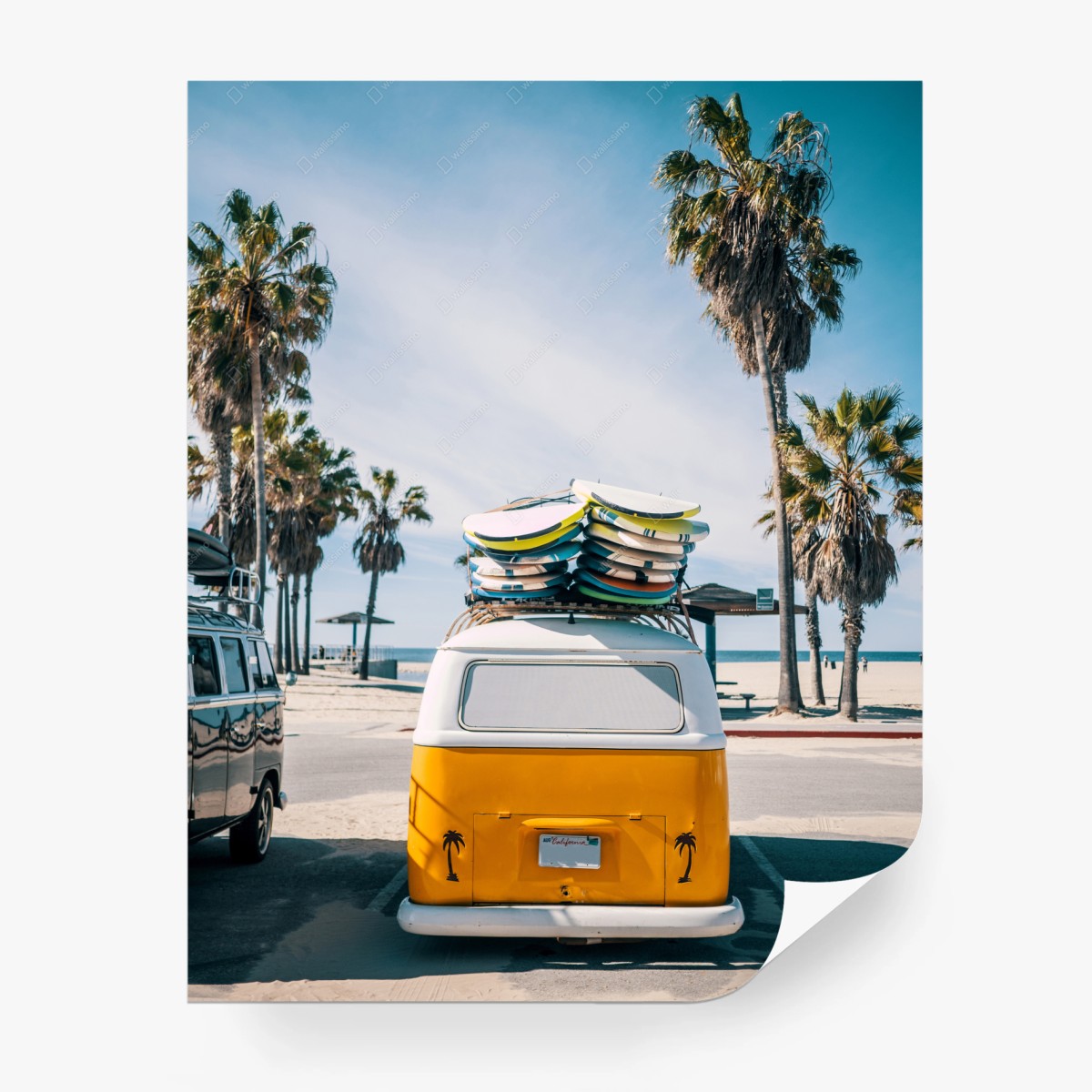Fototapete retro van am strand mit surfboards – Pixers®