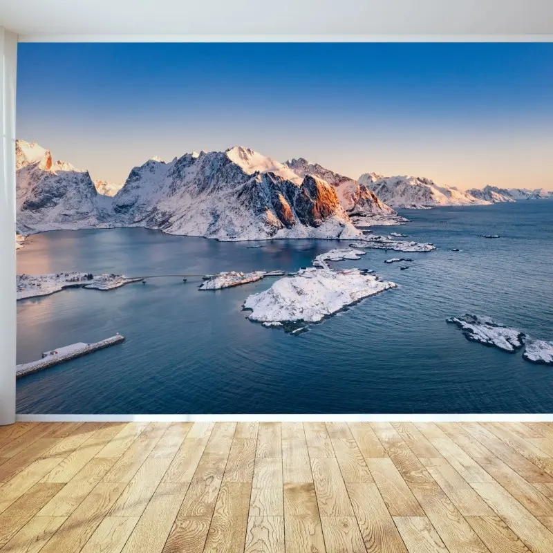 Fototapete ruhiger winterlicher fjord mit schneebedeckten bergen bei sonnenaufgang