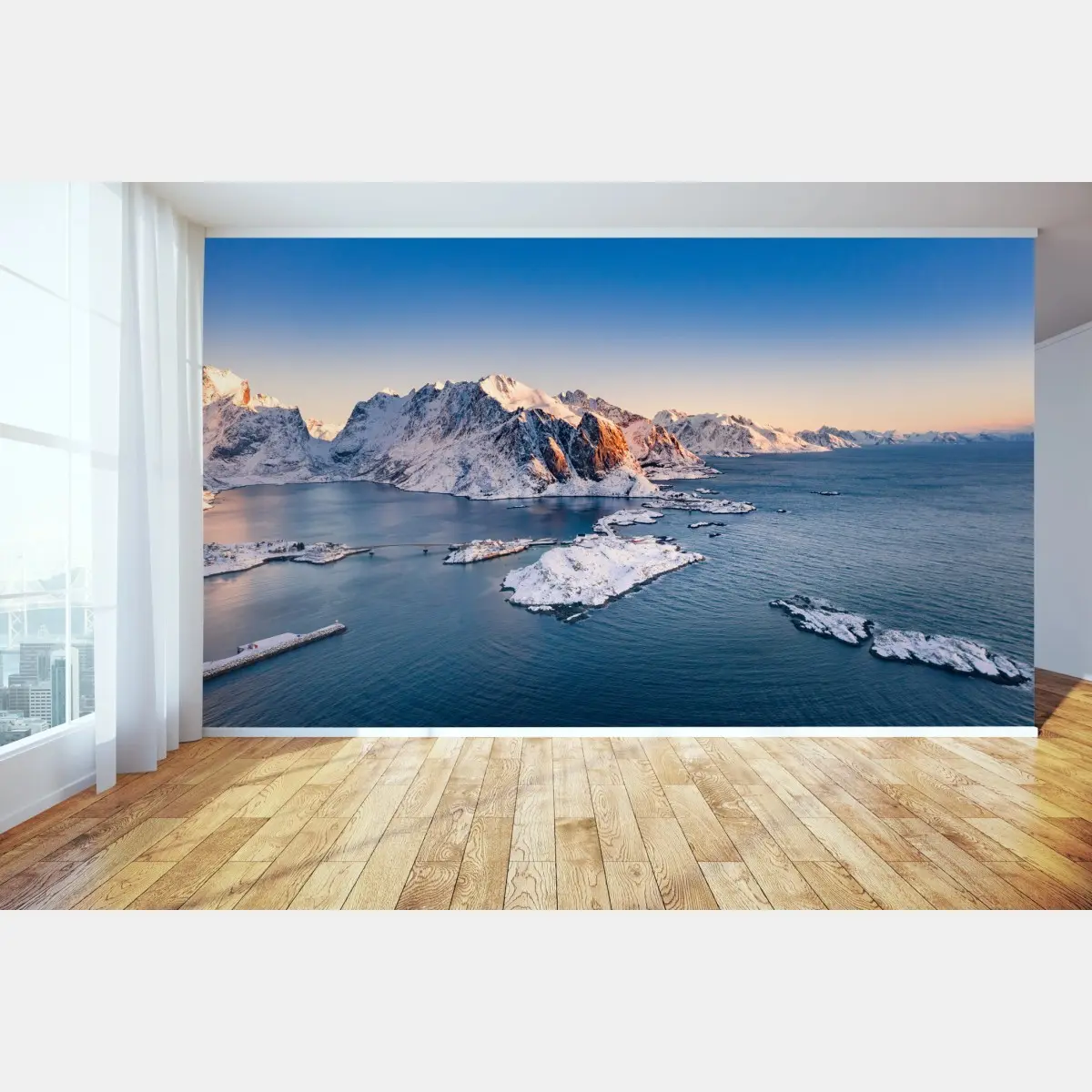 Fototapete ruhiger winterlicher fjord mit schneebedeckten bergen bei sonnenaufgang – Pixers®