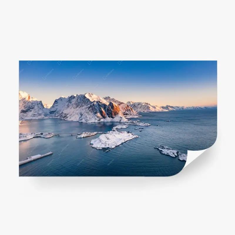 Fototapete ruhiger winterlicher fjord mit schneebedeckten bergen bei sonnenaufgang