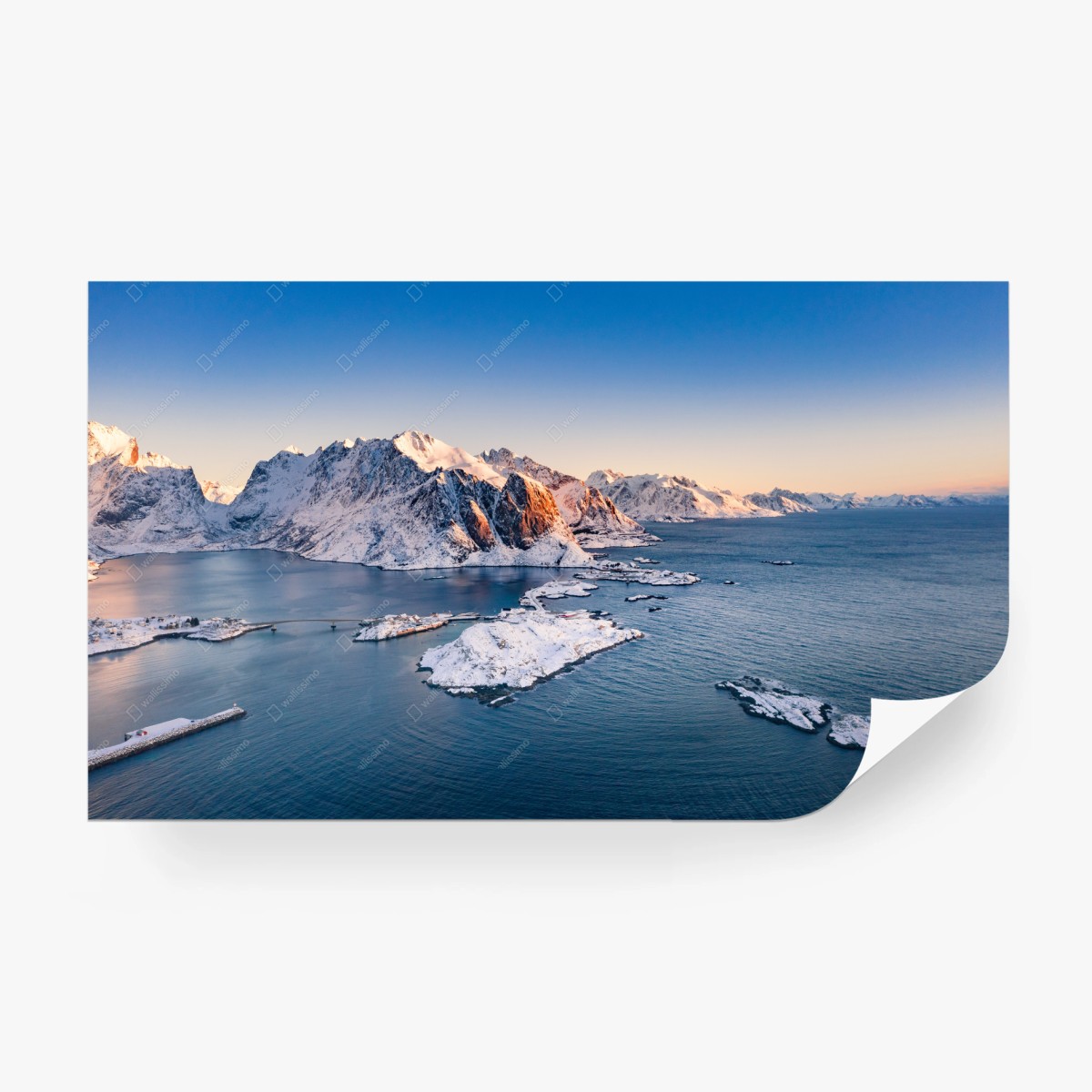 Fototapete ruhiger winterlicher fjord mit schneebedeckten bergen bei sonnenaufgang – Pixers®