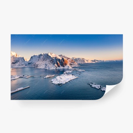 Fototapete ruhiger winterlicher fjord mit schneebedeckten bergen bei sonnenaufgang – Pixers®
