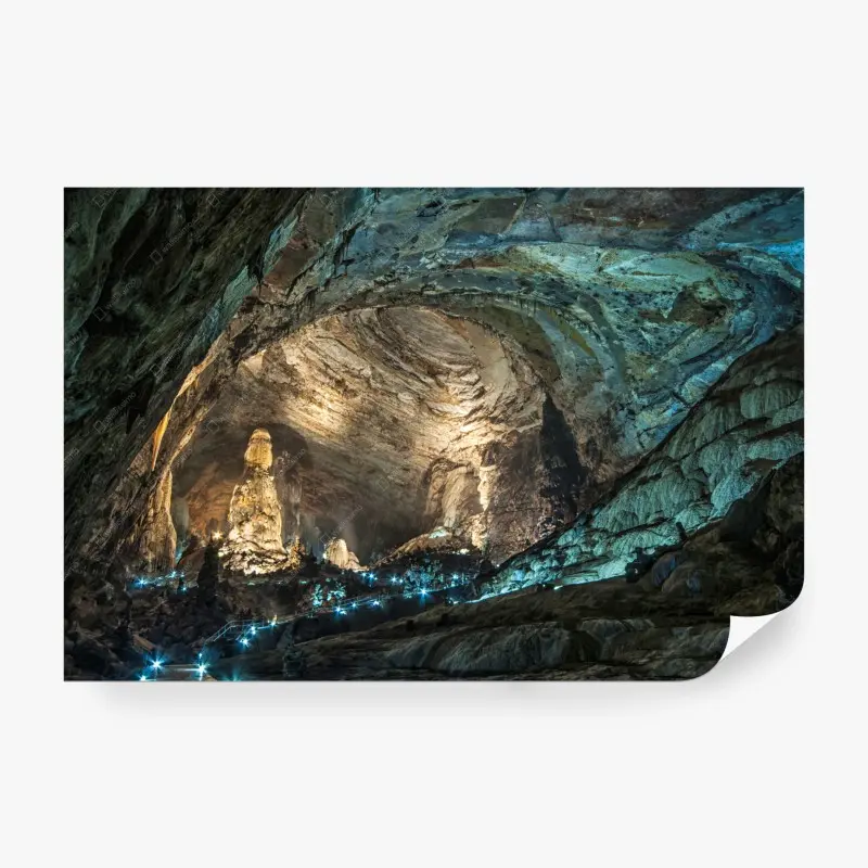 Fototapete beleuchtetes höhleninnere mit mächtigen stalagmiten