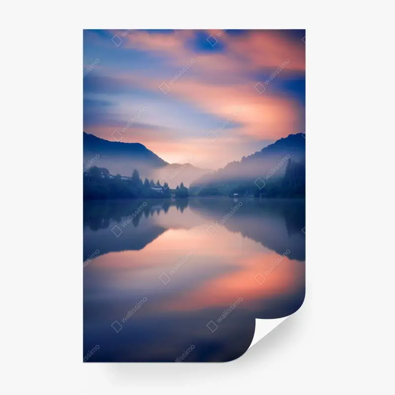 Fototapete nebeliger bergsee bei dämmerung