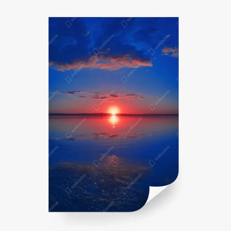 Fototapete sonnenuntergang über ruhigem meer mit lebendiger spiegelung