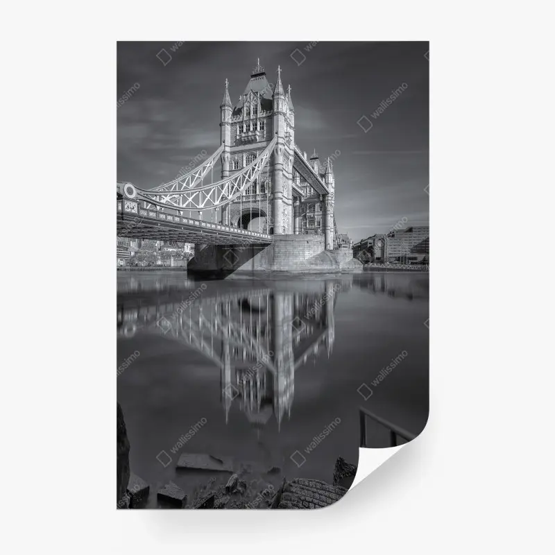 Fototapete Tower Bridge reflektiert in schwarzweiß