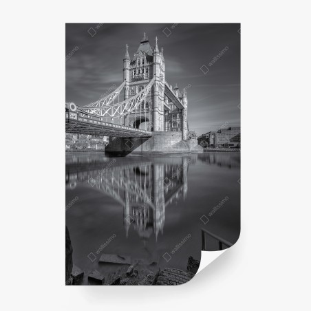 Fototapete Tower Bridge reflektiert in schwarzweiß – Pixers®