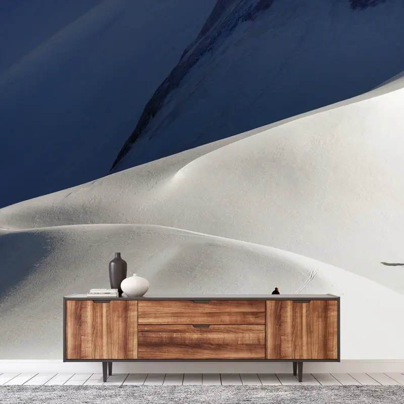 Fototapete schneebedeckte bergminimalistik mit skifahrern