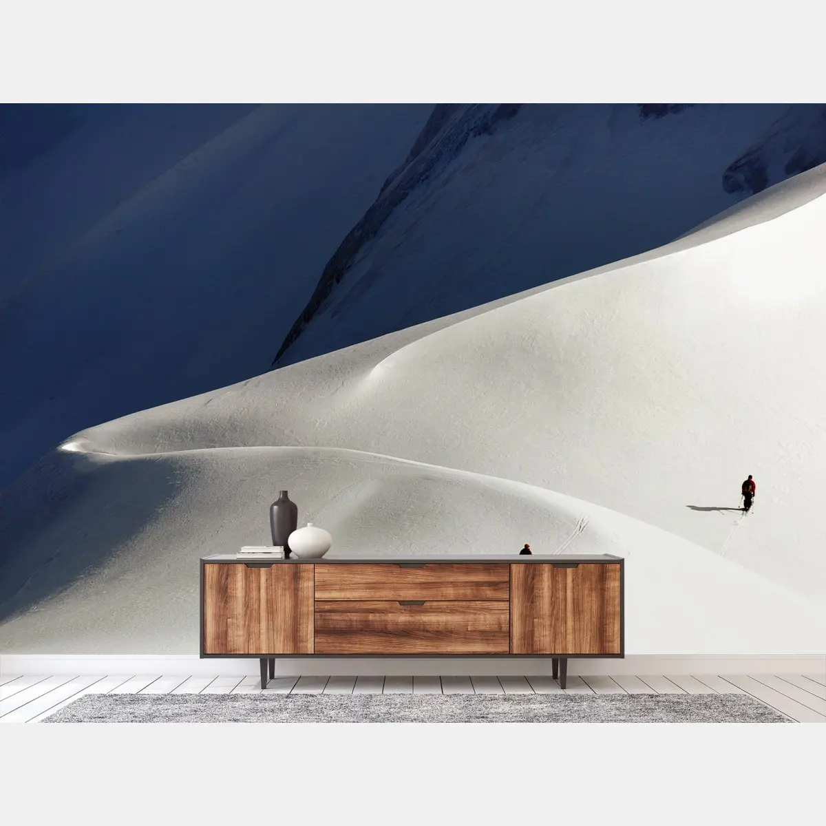 Fototapete schneebedeckte bergminimalistik mit skifahrern – Pixers®