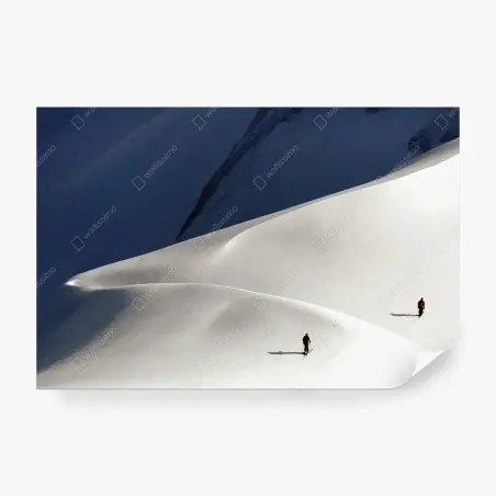 Fototapete schneebedeckte bergminimalistik mit skifahrern – Pixers®