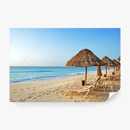 Fototapete tropischer strand mit strohsonnenschirmen – Pixers®