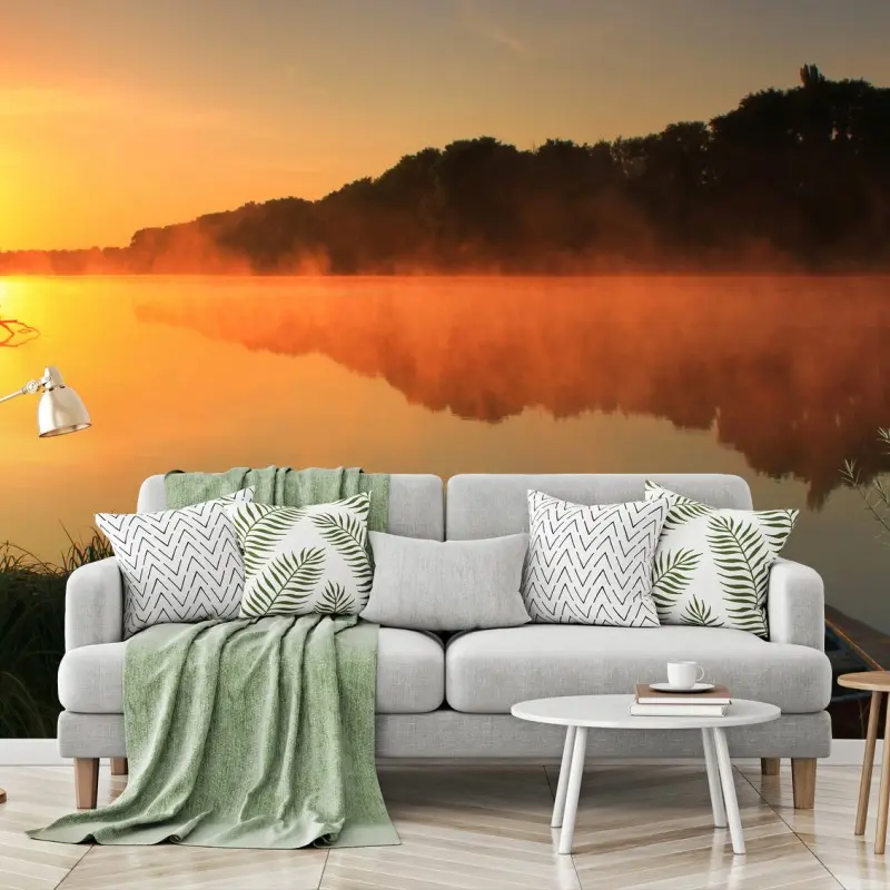 Fototapete nebliger sonnenaufgang am see mit boot