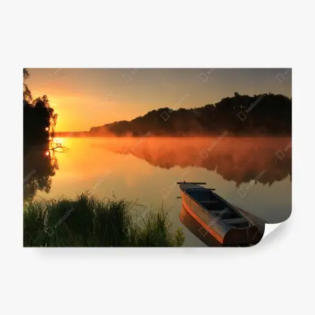 Fototapete nebliger sonnenaufgang am see mit boot – Pixers®