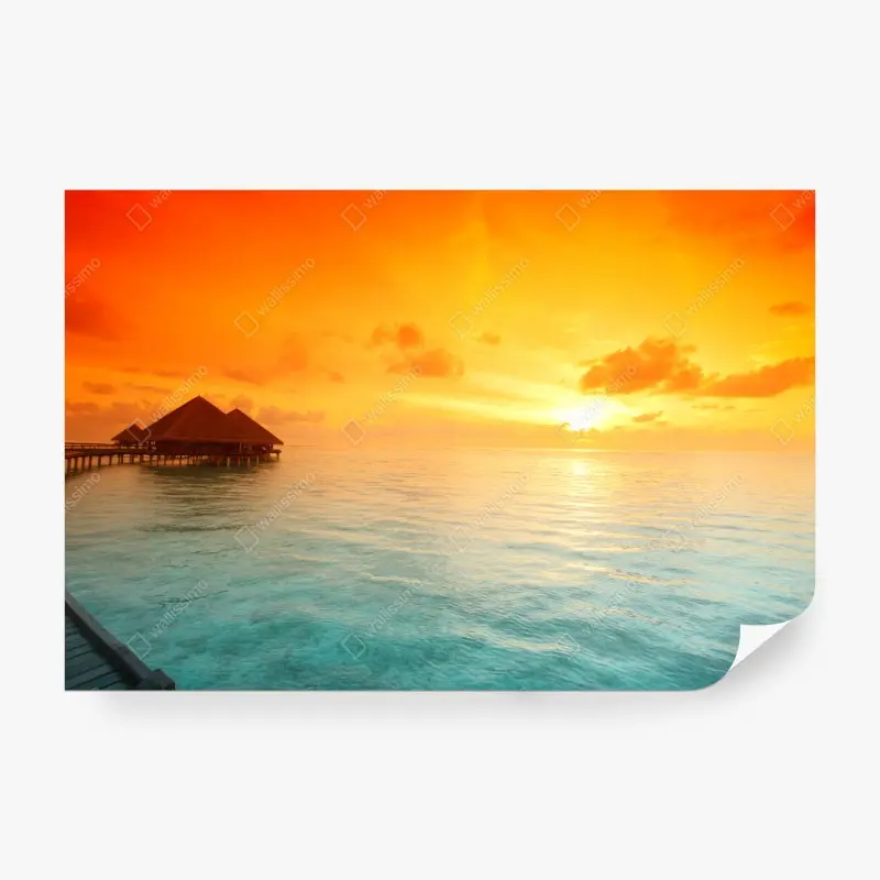 Fototapete goldener sonnenuntergang über tropischen bungalows auf dem wasser