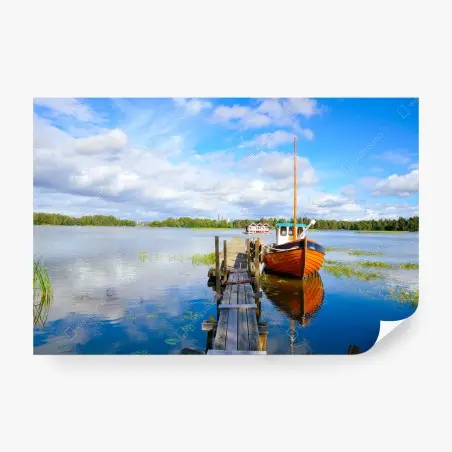 Fototapete friedliche seenlandschaft mit boot am steg – Pixers®