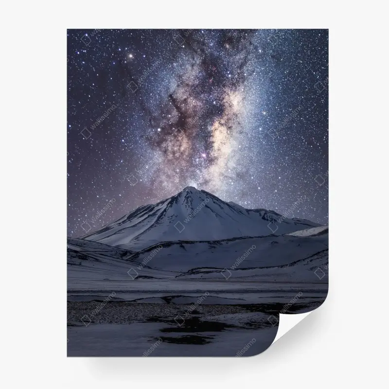 Fototapete sternenhimmel der milchstraße über schneebedecktem berg