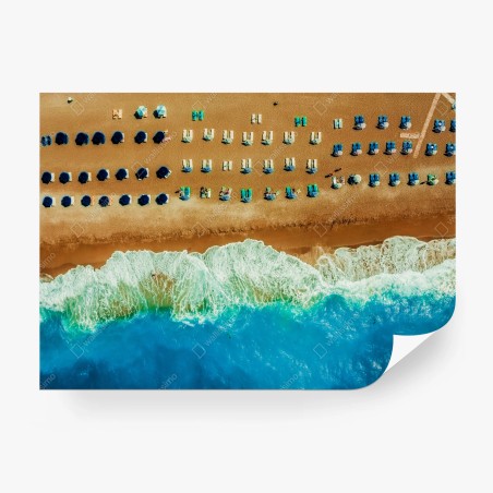Fototapete luftaufnahme einer türkisfarbenen strandpromenade mit sonnenschirmen – Pixers®